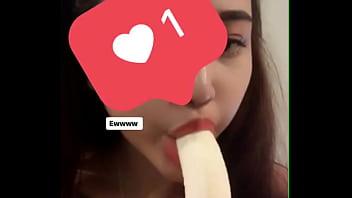 Girl tập ăn chuối