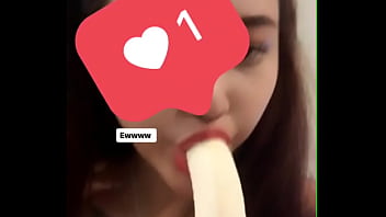 Girl tập ăn chuối