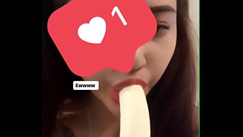 Girl tập ăn chuối