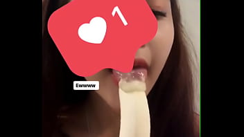 Girl tập ăn chuối