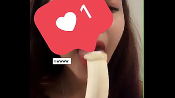 Girl tập ăn chuối