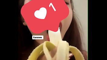 Girl tập ăn chuối