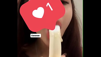 Girl tập ăn chuối