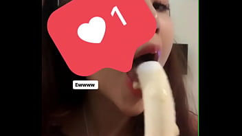 Girl tập ăn chuối