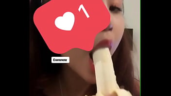 Girl tập ăn chuối