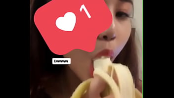 Girl tập ăn chuối