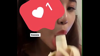 Girl tập ăn chuối