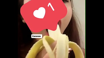 Girl tập ăn chuối