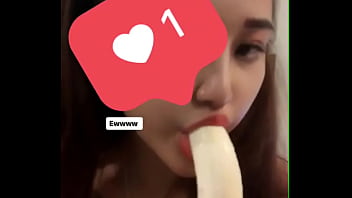 Girl tập ăn chuối