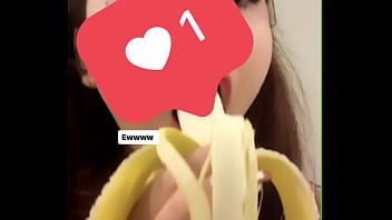 Girl tập ăn chuối