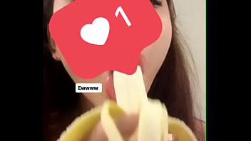 Girl tập ăn chuối