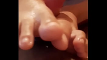 Gostando no pé dela