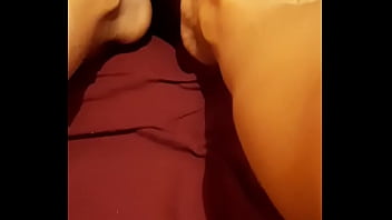 Gostando no pé dela