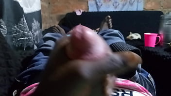 Je me masturbe pada que ma femme d'orme au salon avec ma télécommande