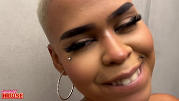 Ela trepou gostoso e levou as primeiras espetadas para perder a virgindade no cú