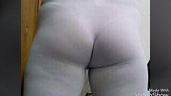 Puta sabrosa enseñando las nalgas