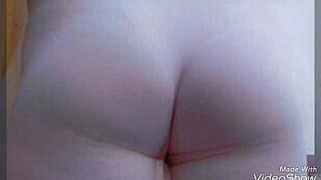 Puta sabrosa enseñando las nalgas