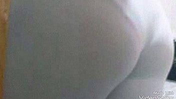 Puta sabrosa enseñando las nalgas