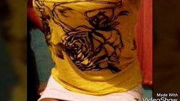 Puta sabrosa enseñando las nalgas