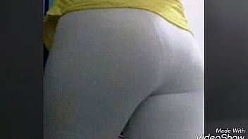 Puta sabrosa enseñando las nalgas