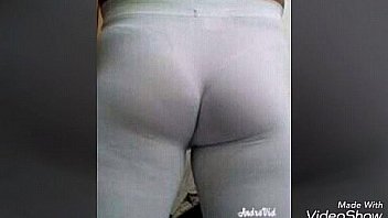 Puta sabrosa enseñando las nalgas