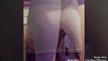 Puta sabrosa enseñando las nalgas