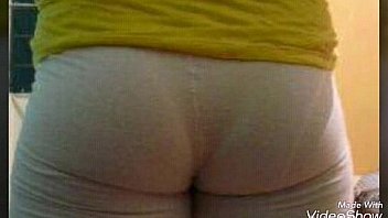 Puta sabrosa enseñando las nalgas