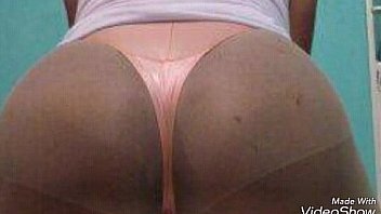 Puta sabrosa enseñando las nalgas