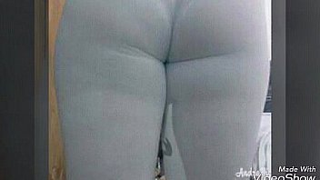 Puta sabrosa enseñando las nalgas