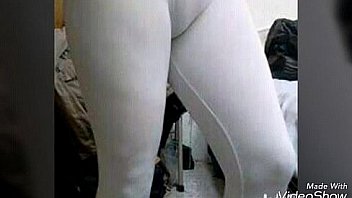 Puta sabrosa enseñando las nalgas