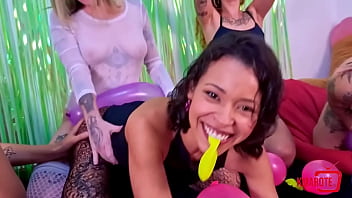 Putinhas safadas se divertindo com balões