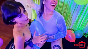Putinhas safadas se divertindo com balões