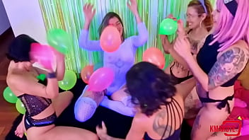 Putinhas safadas se divertindo com balões
