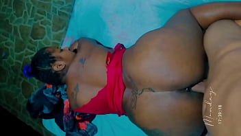 A mãe do meu amigo me fode para provar que ela é boa em sexo