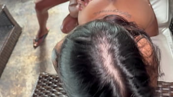 Fiz um agrado aos amigos do meu marido enquanto ele cochilava no quarto