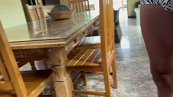 Fiz um agrado aos amigos do meu marido enquanto ele cochilava no quarto