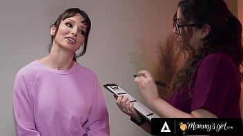 Masseuse secretly fingers client in vr