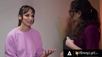 Masseuse secretly fingers client in vr