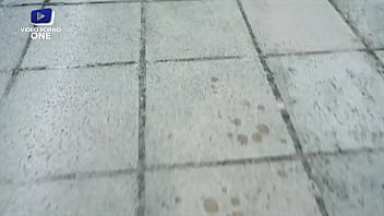 Jeune milf aux gros boobs se fait démonter autour de la piscine