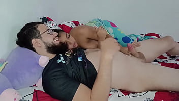 Cansado llegó del trabajo me pongo a ver porno y que me masturbe mi esposa