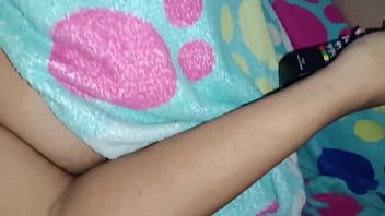 Cansado llegó del trabajo me pongo a ver porno y que me masturbe mi esposa Cansado llegó del trabajo me pongo a ver porno y que me masturbe mi esposa