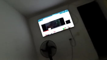 Cansado llegó del trabajo me pongo a ver porno y que me masturbe mi esposa