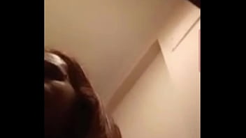 Amanti in video chiamata per un pompino con la bocca piena di sperma