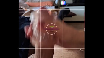 Amanti in video chiamata per un pompino con la bocca piena di sperma