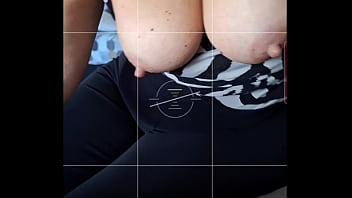 Amanti in video chiamata per un pompino con la bocca piena di sperma