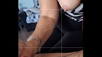 Amanti in video chiamata per un pompino con la bocca piena di sperma