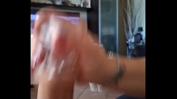 Amanti in video chiamata per un pompino con la bocca piena di sperma