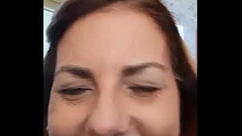 Amanti in video chiamata per un pompino con la bocca piena di sperma