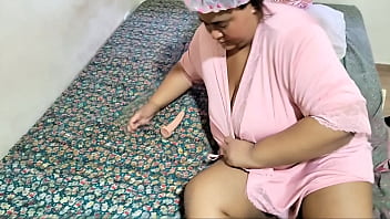 Madrasta se masturba do lado de enteado e acaba sendo fudida e goza no pau dele