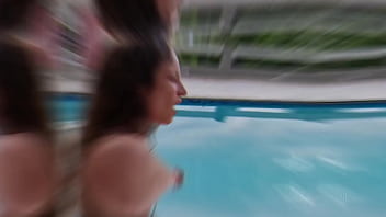 Tirei ela da piscina pra me fazer gozar